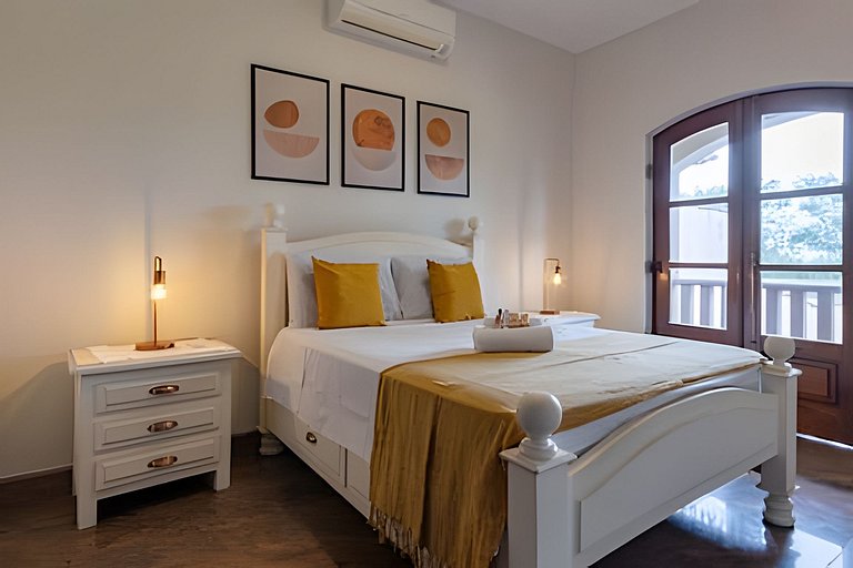 Casa Frente Mar com Jardim Amplo e Churrasqueira