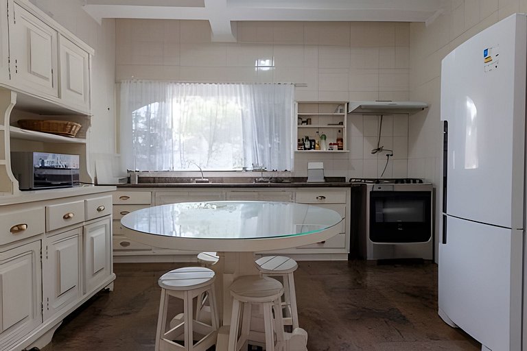 Casa Frente Mar com Jardim Amplo e Churrasqueira