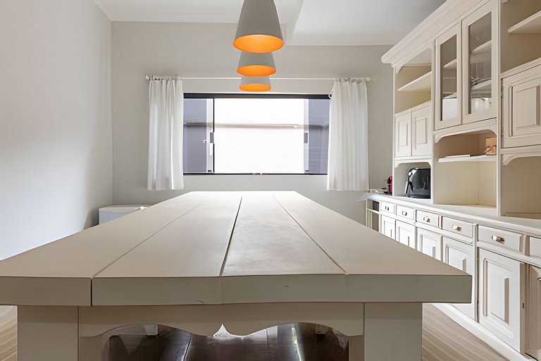 Casa Frente Mar com Jardim Amplo e Churrasqueira