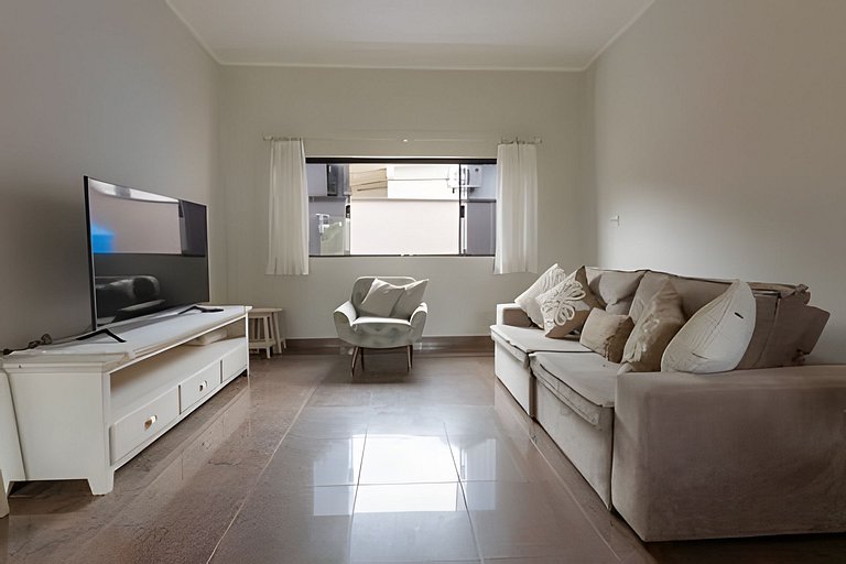 Casa Frente Mar com Jardim Amplo e Churrasqueira