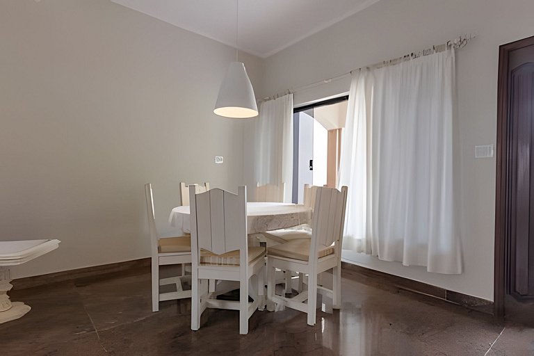 Casa Frente Mar com Jardim Amplo e Churrasqueira