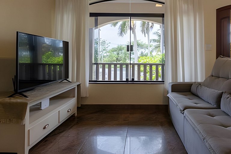 Casa Frente Mar com Jardim Amplo e Churrasqueira