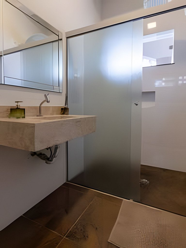 Casa Frente Mar com Jardim Amplo e Churrasqueira