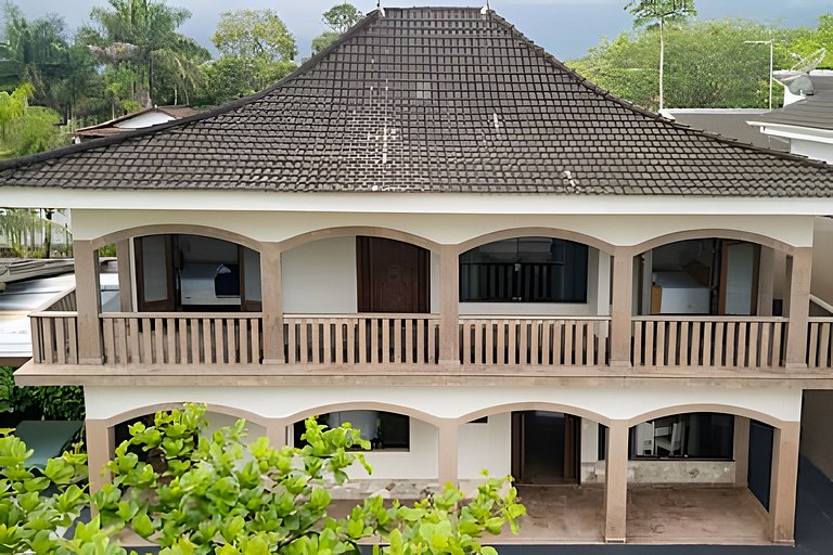 Casa Frente Mar com Jardim Amplo e Churrasqueira